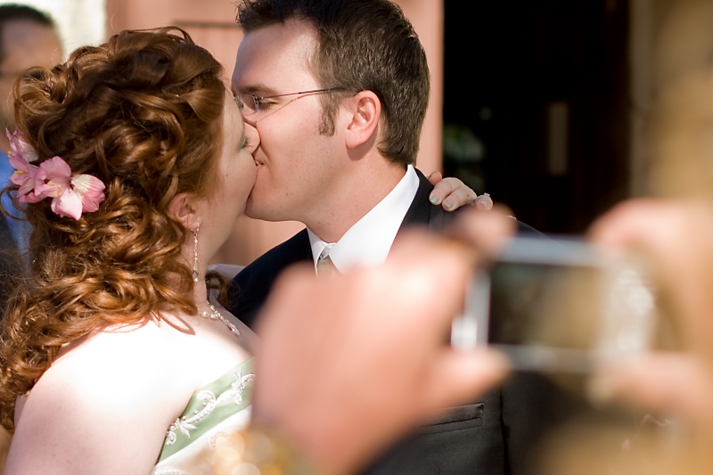 Par som kysser sig efter bröllop